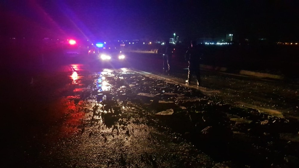Tire’de aşırı yağıştan asfalt yolda çökmeler oluştu 