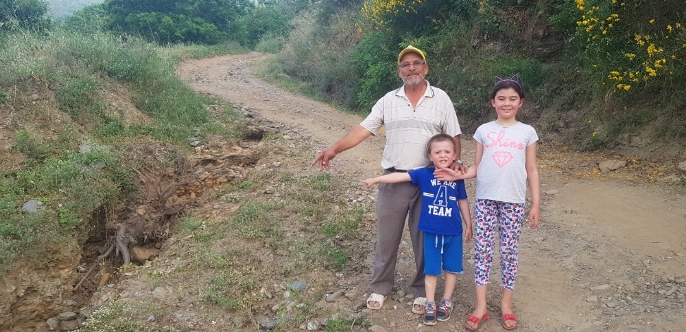 Tire’de kiraz üreticisi yol istiyor 