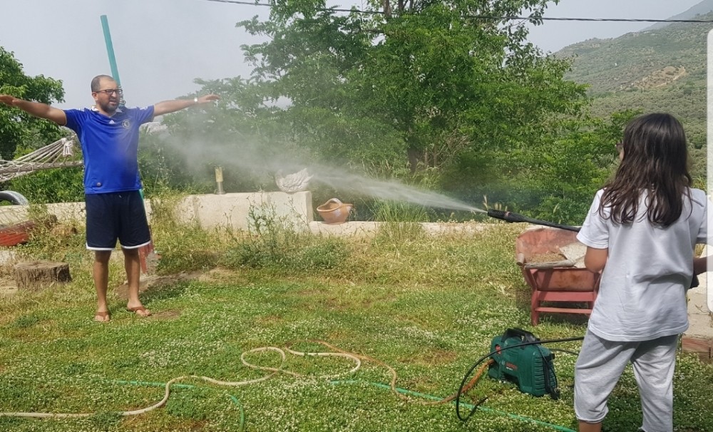 Tireli çiftçiler sıcağa rağmen çalışıyor 