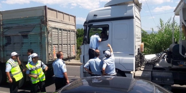 TIR'ı polisin üzerine sürdü