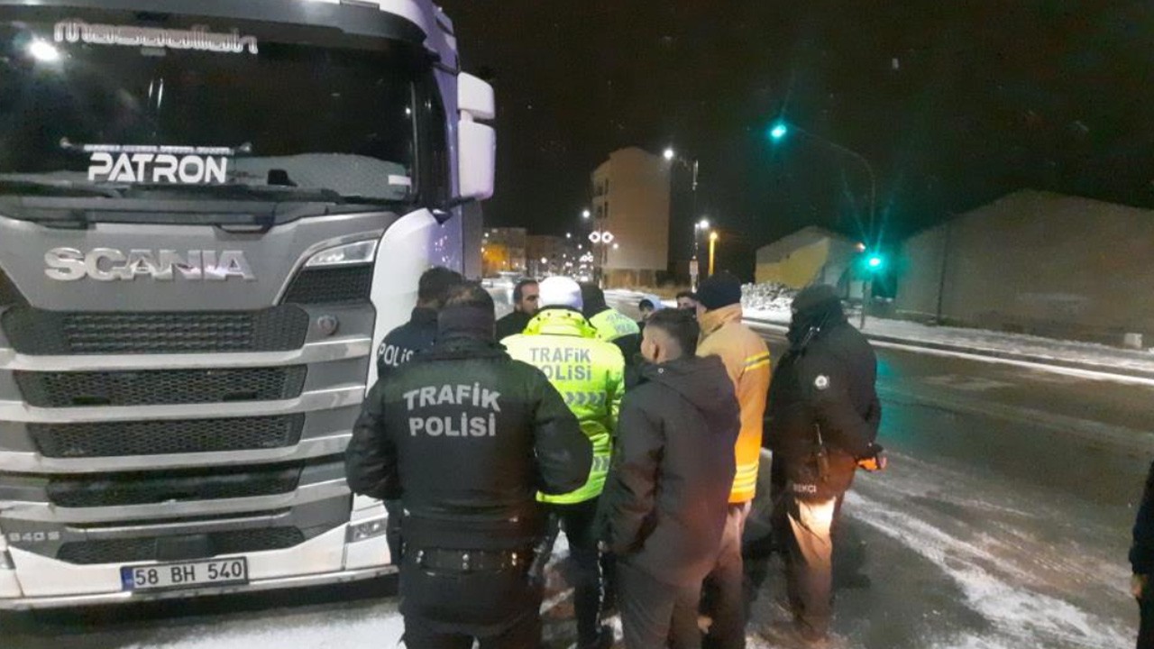 Tırı polislerin üzerine sürdü! Sızınca yakalandı