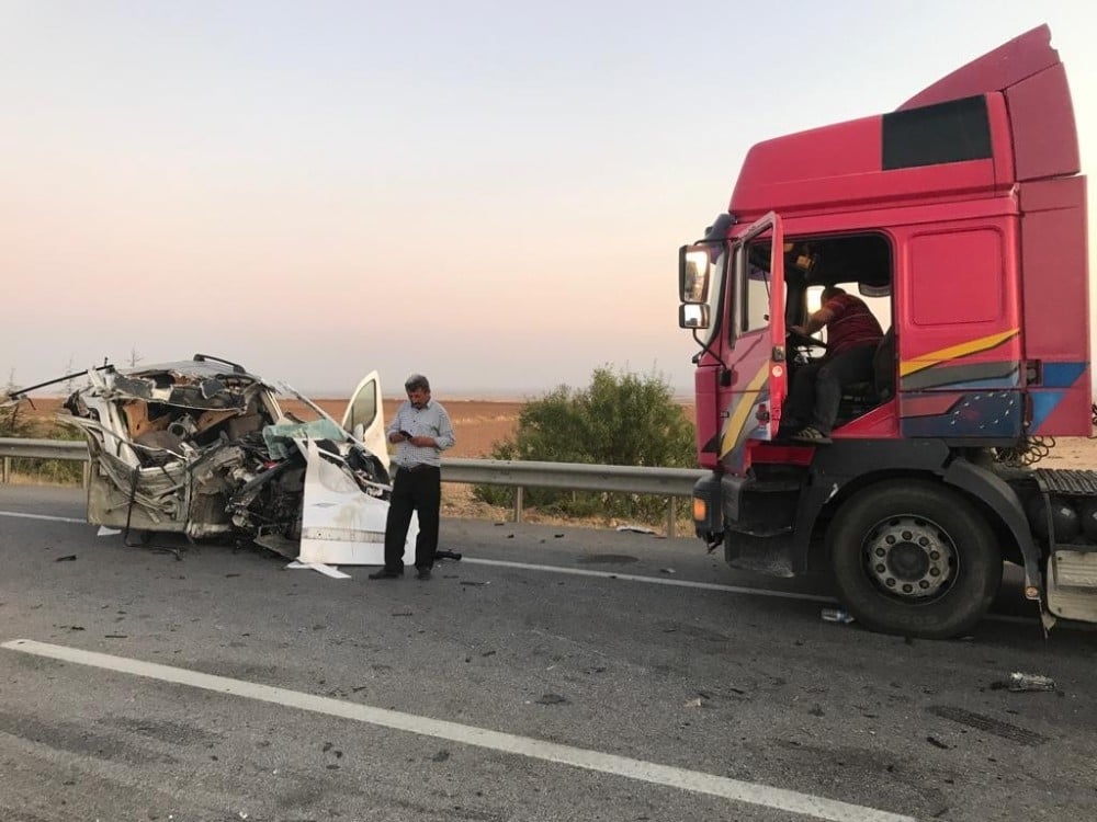 Tırın altına giren araç paramparça oldu: 1 ölü 