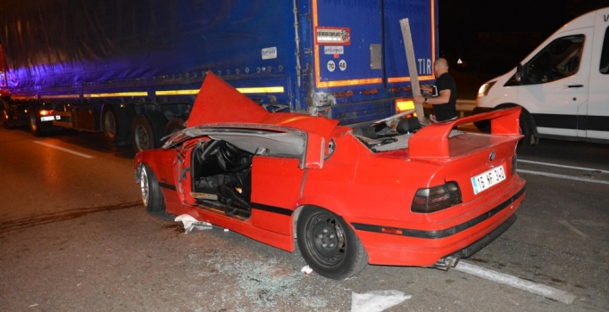 TIR'ın altına giren araçta sıkışan yaralılar güçlükle kurtarıldı