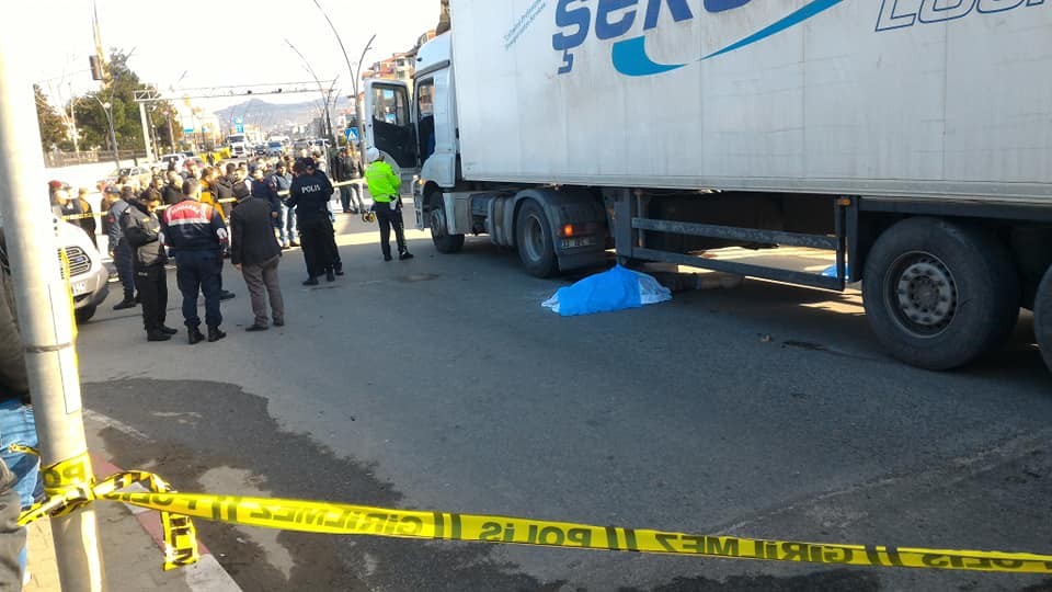 Tırın altında kalan yaşlı adam hayatını kaybetti 