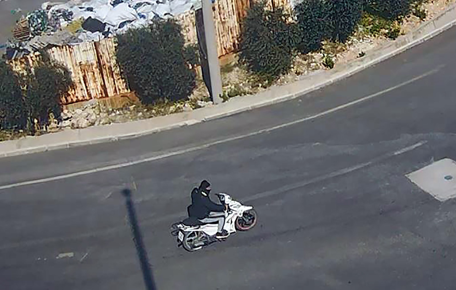 Tırın camını kırdı, telefonu çaldı! Hırsızlık anı kamerada