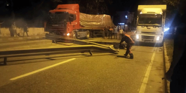 Tırın çarptığı bariyer yola savruldu, trafik durdu