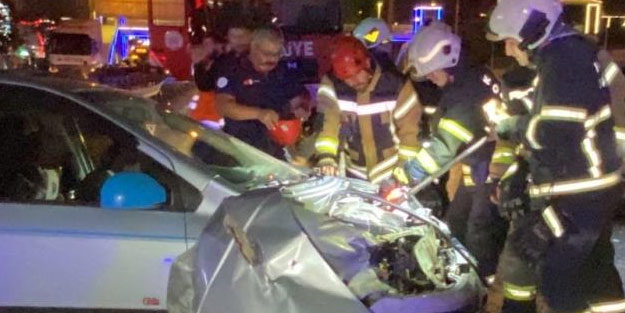 Tırın çarptığı otomobil kağıt gibi ezildi: 1'i çocuk 5 yaralı