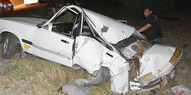 Tırın çarptığı otomobilden yara almadan kurtuldu, kaza sonrası yaptığıyla “Pes” dedirtti