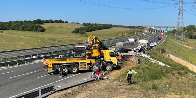 Tırın çarptığı tabela, dorsenin üzerine devrildi