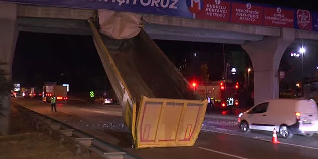 TIR'ın damperi üst geçide takıldı