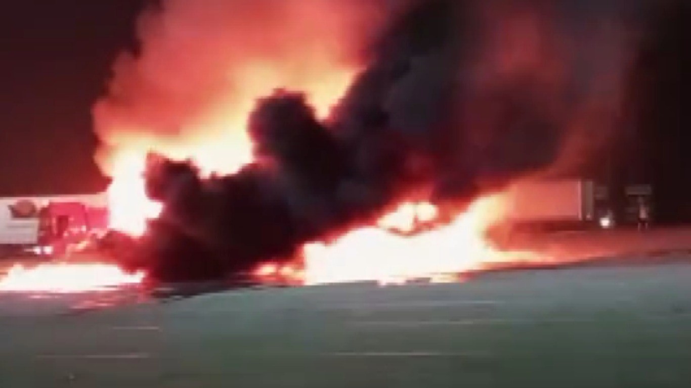 Tırın dorsesi alev alev yandı