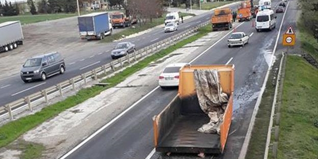 Tırın dorsesi karayoluna fırladı