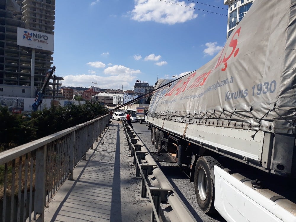 Tırın dorsesi yan yattı, trafik durma noktasına geldi 