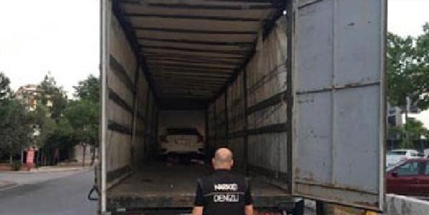 TIR'ın dorsesindeki araçtan çıkanlar polisi harekete geçirdi