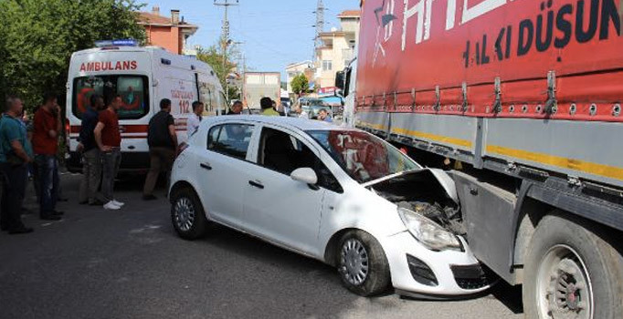 TIR'ın dorsesine çarpan araçta 2 kişi yaralandı