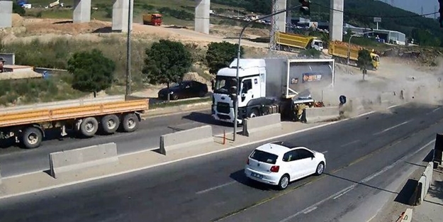 TIR'ın metrelerce sürüklediği araçtan sağ çıktılar