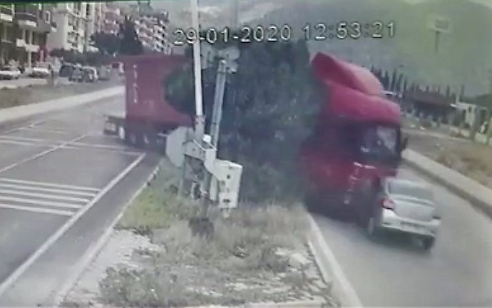 Tırın otomobili biçtiği anının görüntüleri ortaya çıktı 