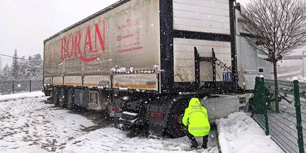 Tırın refüje çarpması sonucu trafik aksadı