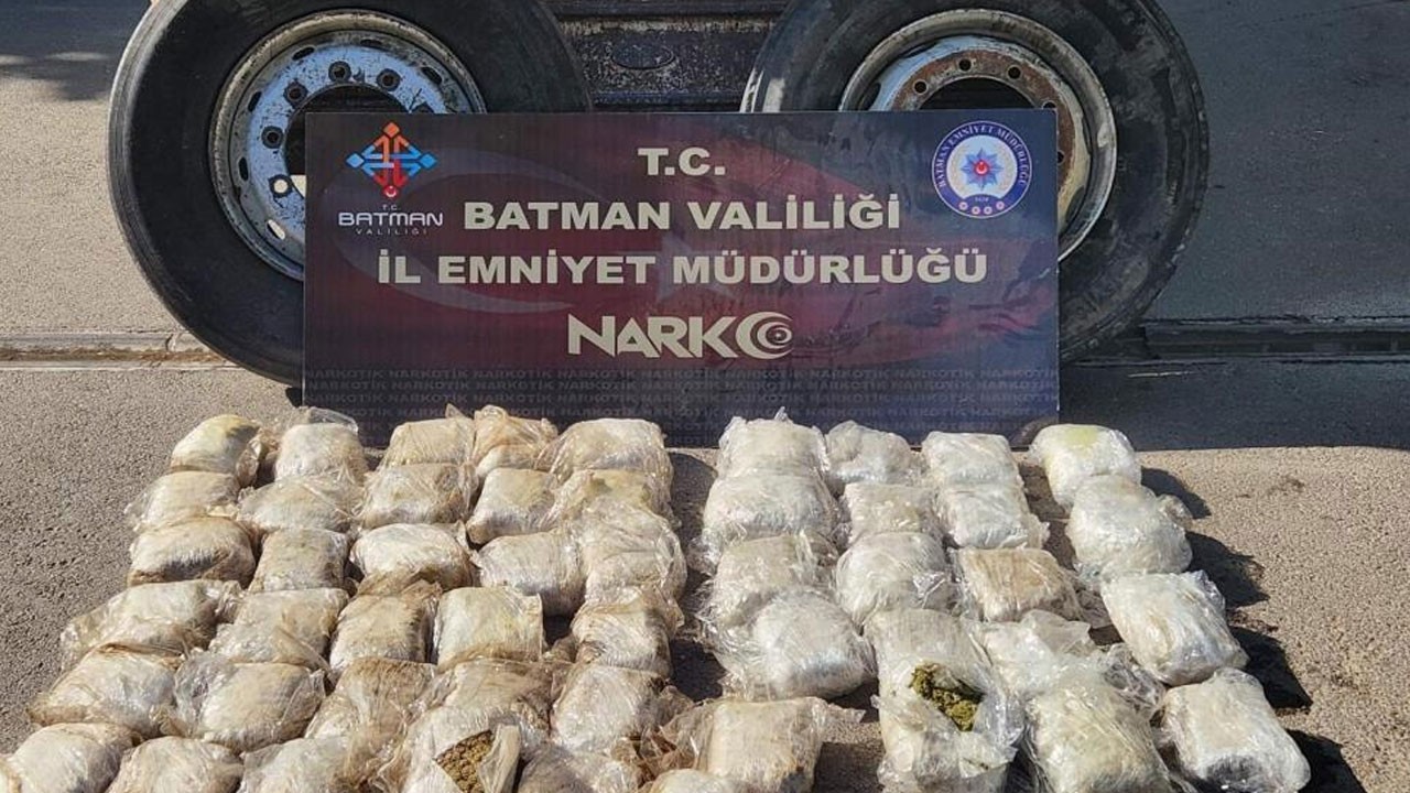 Tırın tekerinden 27 kilo skunk çıktı!