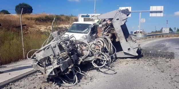 Tırın üzerinde bulunan iş makinesi kamyonetin üzerine düştü