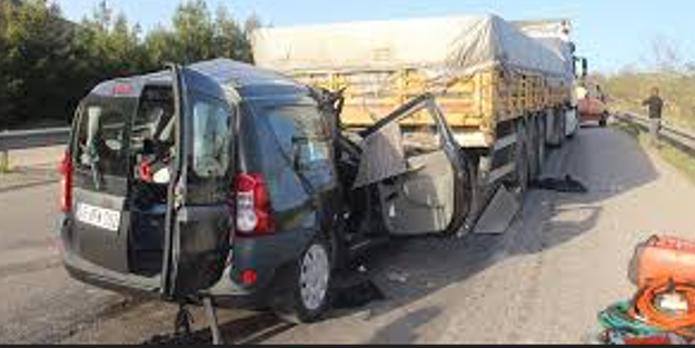 Tırla çarpışan hafif ticari aracın sürücüsü hayatını kaybetti
