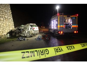 TIR'la çarpışan otomobil hurdaya döndü: 1 ölü, 2 yaralı