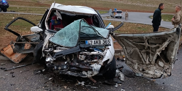 TIR'la çarpışan otomobil hurdaya döndü: 4 yaralı