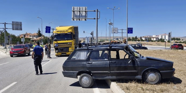 TIR'la çarpışan otomobil yaklaşık 50 metre sürüklendi