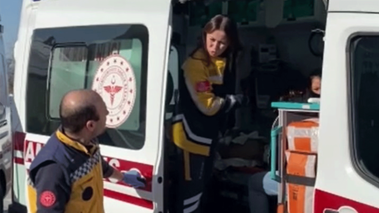 Tırla çarpışan Tofaş ikiye bölündü: Çok sayıda yaralı var!