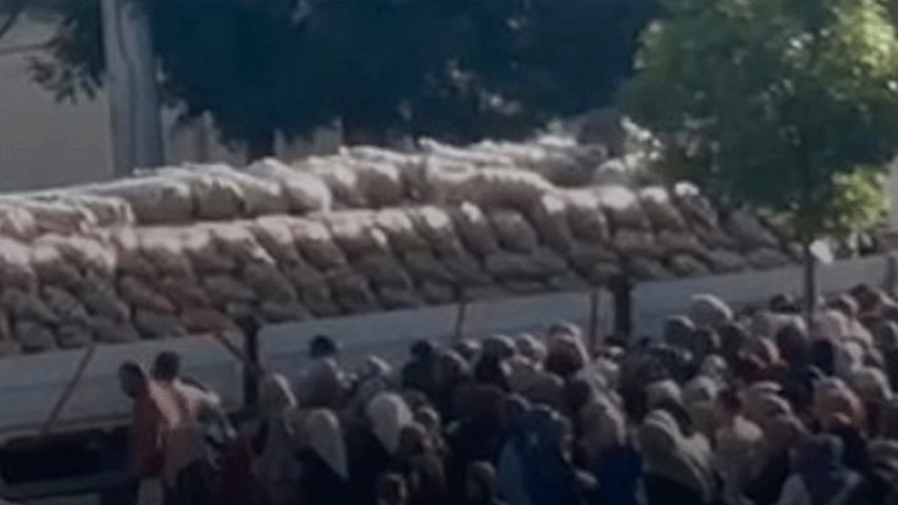 Tırla getirdi hepsini bedava dağıttı! Tam 30 ton!