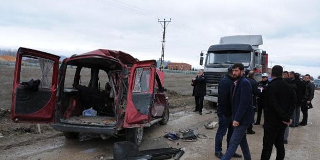 TIR'la hafif ticari araç çarpıştı; baba ile oğlu öldü