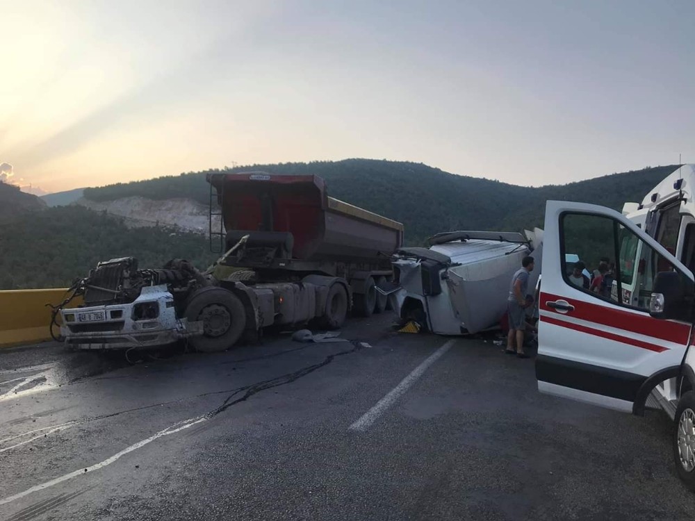 Tırla kamyon çarpıştı, karayolu savaş alanına döndü 