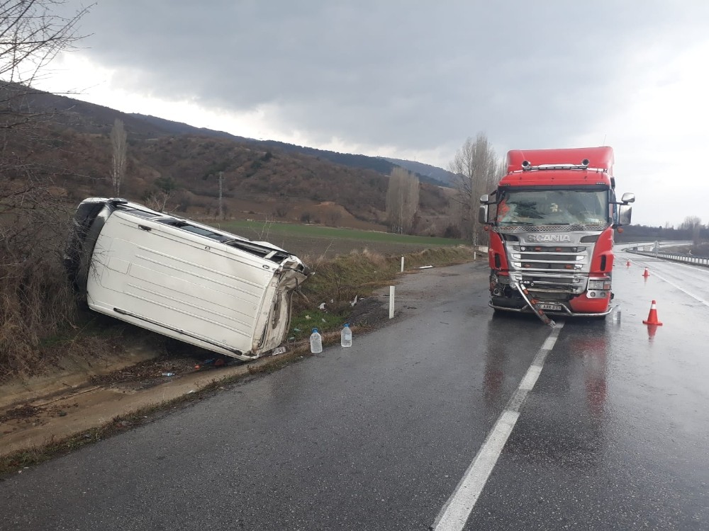 Tırla minibüs çarpıştı: 3 yaralı 