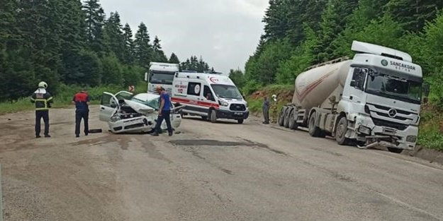 Tırla otomobil çarpıştı! Yaralılar var