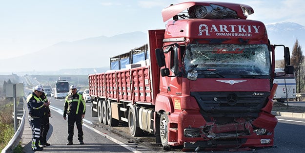Tırla yolcu otobüsü çarpıştı! 4 kişi yaralandı