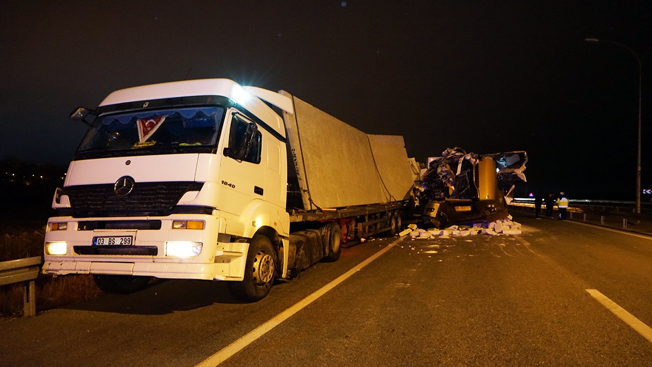 Tırlar çarpıştı 2 kişi yaralandı