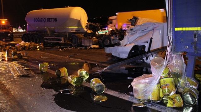 TIR'ların kazası sonrası TEM trafiğe kapandı