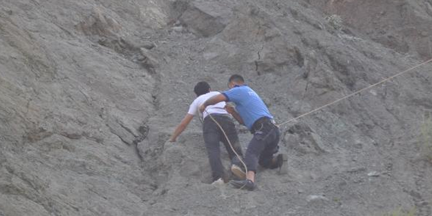 Tırmandığı yamaçta mahsur kaldı, itfaiye yardımına koştu