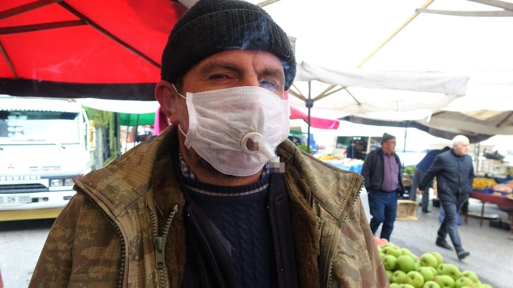 Tiryakiden korona maskesine sigara ayarı 