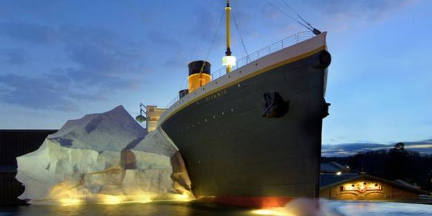 Titanik'in buzdağı ziyaretçilerin üzerine devrildi!