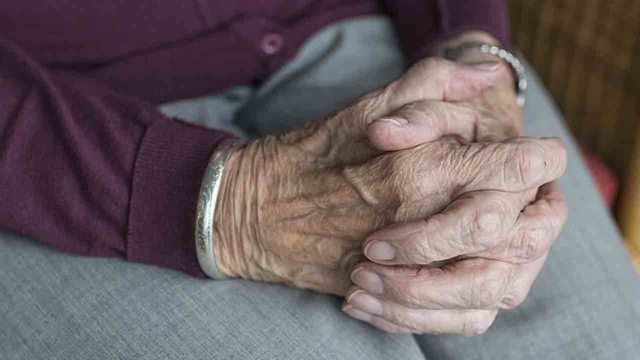 Titreme gelmeden yıllar önce sinyal veriyor: Parkinson’un sinsi yüzü