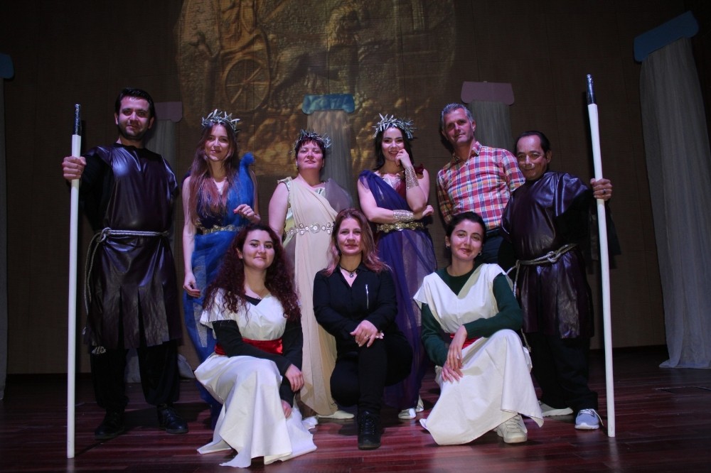 Tiyatro Akademi Perdelerini Açıyor 