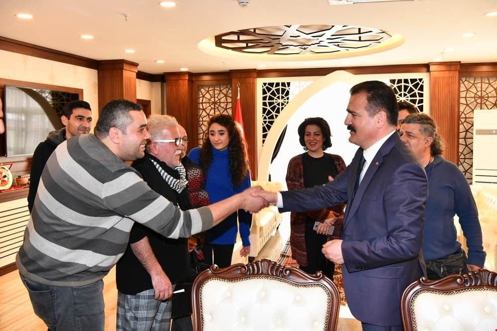 Tiyatro oyuncularından Vali Akbıyık’a ziyaret 