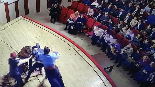 Tiyatro oyuncusuna sahnede dayak!