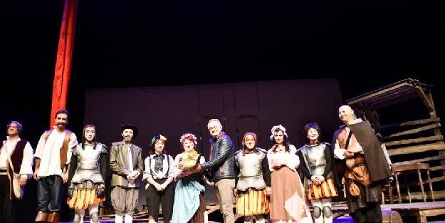 Tiyatro oyunu çocuklarla buluştu