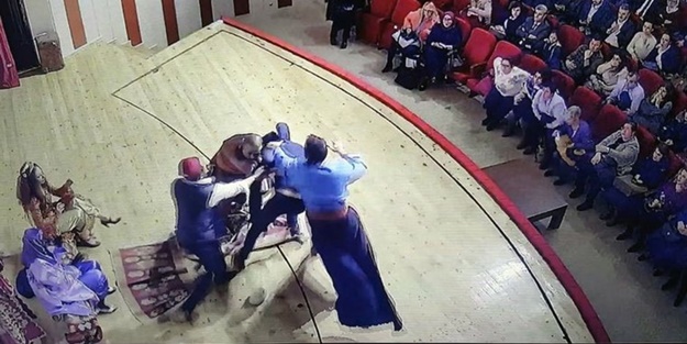 Tiyatro sahnesinde tekme tokat kavga çıktı