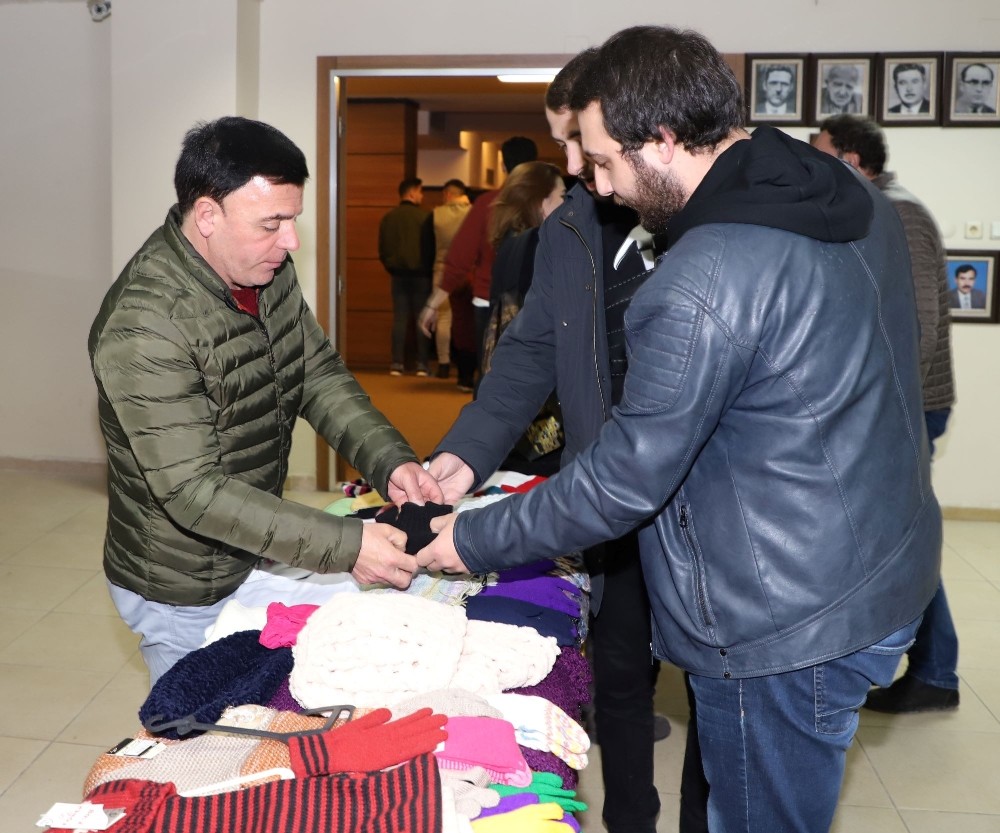 Tiyatroya bilet yerine depremzedeler için atkı, eldiven ve bere vererek girdiler 
