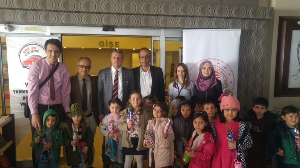 Tiyatroya gitmemiş minik öğrenciler için sahnelediler 