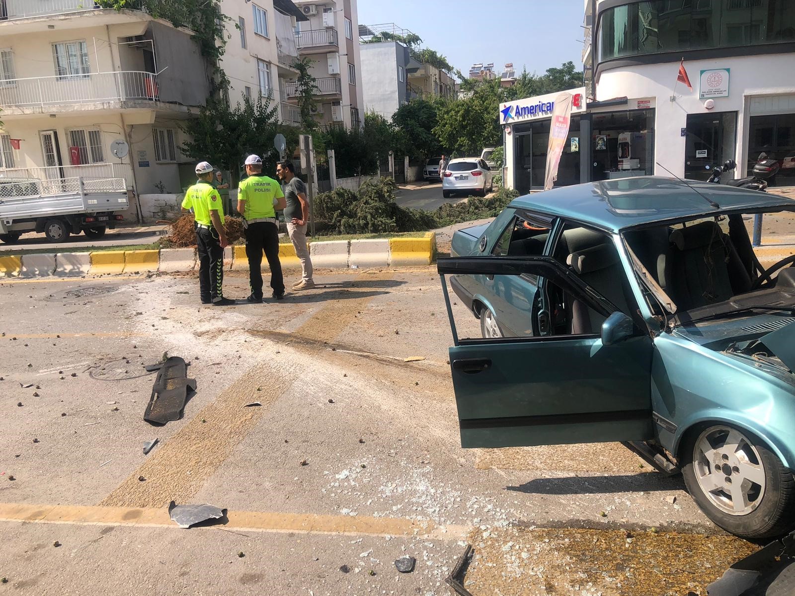 Tofaş otomobil ağaca çarptı: 1'i çocuk 3 yaralı