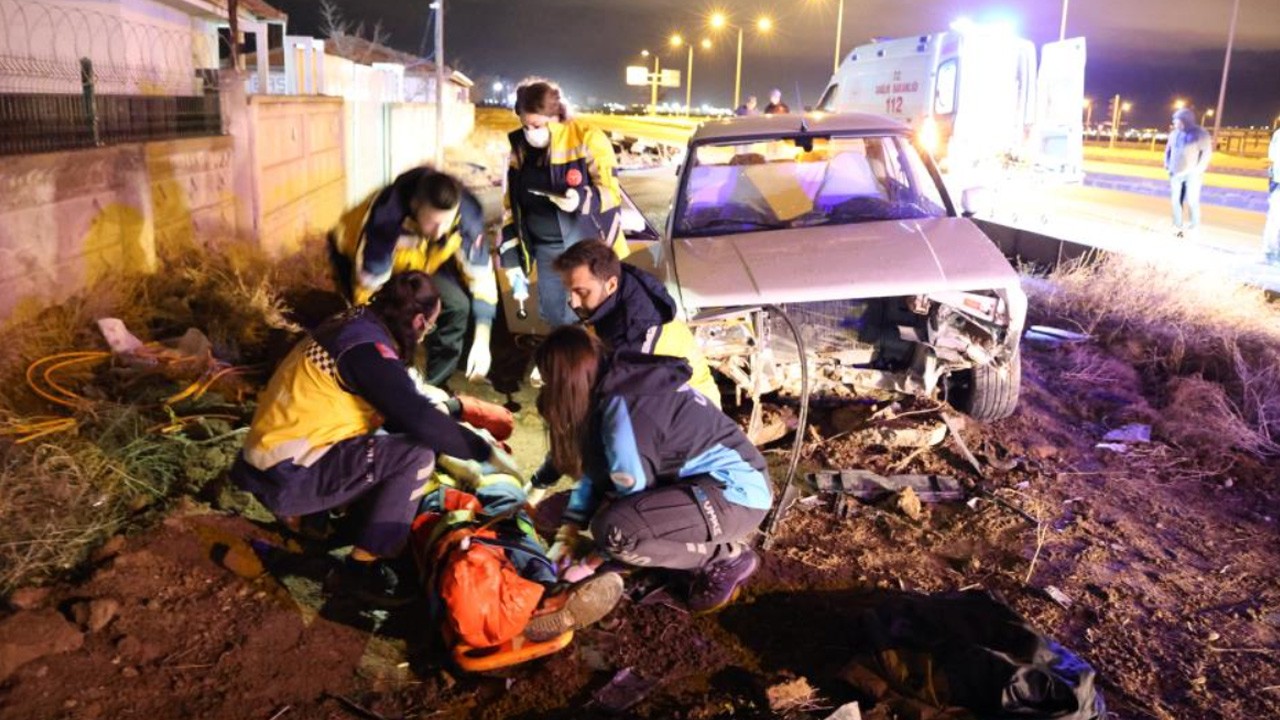 Tofaş otomobil refüje girerek hurdaya döndü